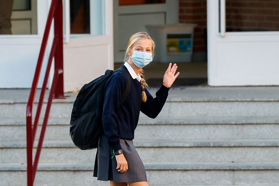 Leonor en la entrada del colegio en su primer día