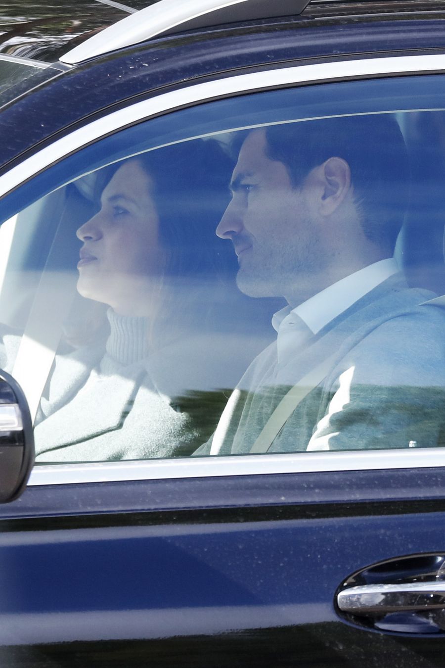 Iker Casillas recoge a Sara Carbonero del hospital en coche