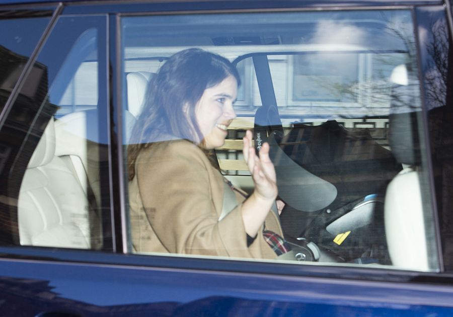 La princesa Eugenia de York a la salida del hospital tras dar a luz