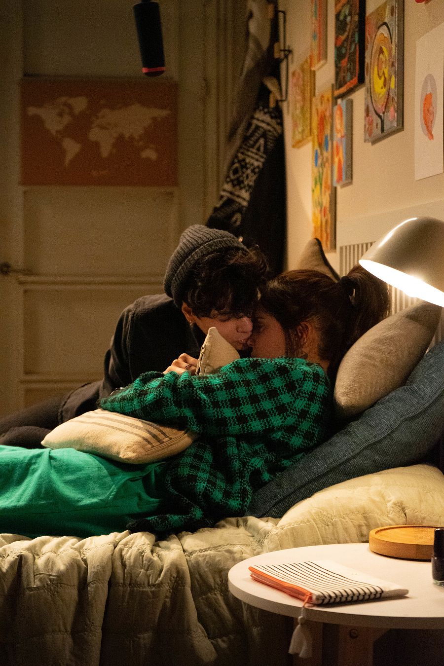 Gloria  Camila Ortega es besada por el actor Kenai White