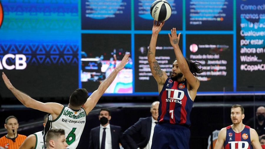 Pierriá Henry (d), base estadounidense del Baskonia, se eleva para lanzar ante Xabi López-Arostegui (i), alero del Joventut.