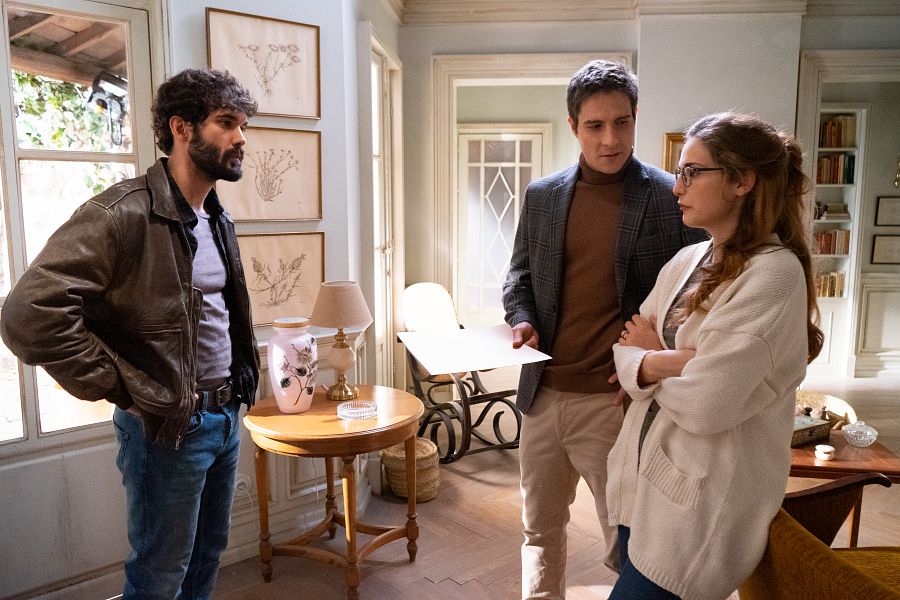 Oliver Ruano (Tirso), Miguel Brocca (Sergio) y Laura Ledesma (Julia) rodando una de las secuencias más importantes de la última semana, la venta de la casa de Julia a Tirso.