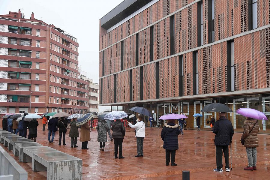 Varios votarntes esperan en el exterior de un colegio electoral