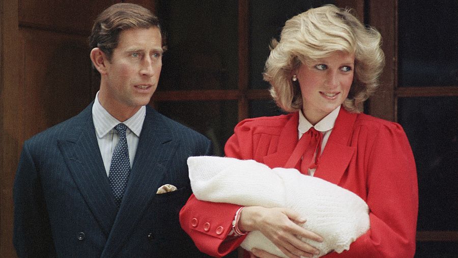 Los príncipes británicos Charles y Diana a la salida del hospital St. Mary's Hospital en Paddington (Londres) con el príncipe Harry recién nacido el 15 de septiembre de 1984.