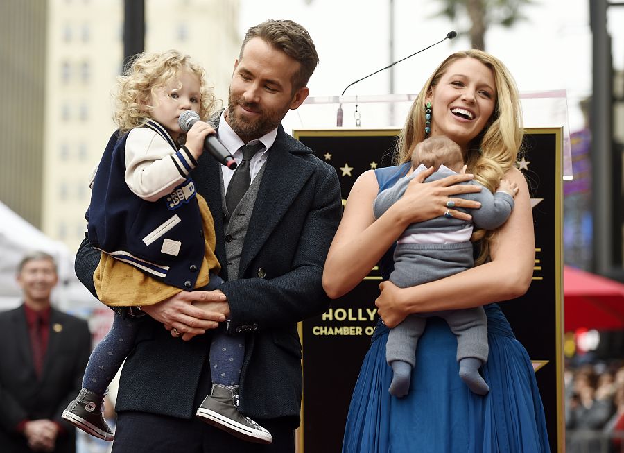 Ryan Reynolds y Blake Lively cuando el actor recibió su estrella en el paseo de la fama de Hollywood