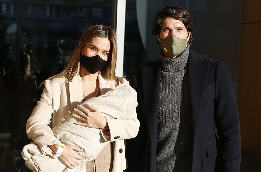 María Pombo y Pablo Castellano a la salida del hospital tras dar a luz