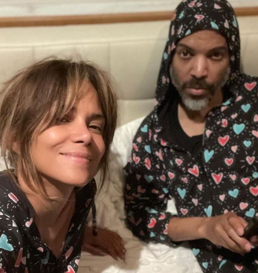 Hally Berry y Van Hunt con un pijama de corazones