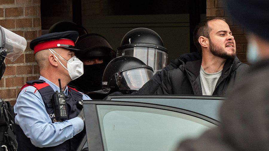 El momento de la detención del rapero Pablo Hasel en la Universidad de Lleida tras la orden de la Audiencia Nacional