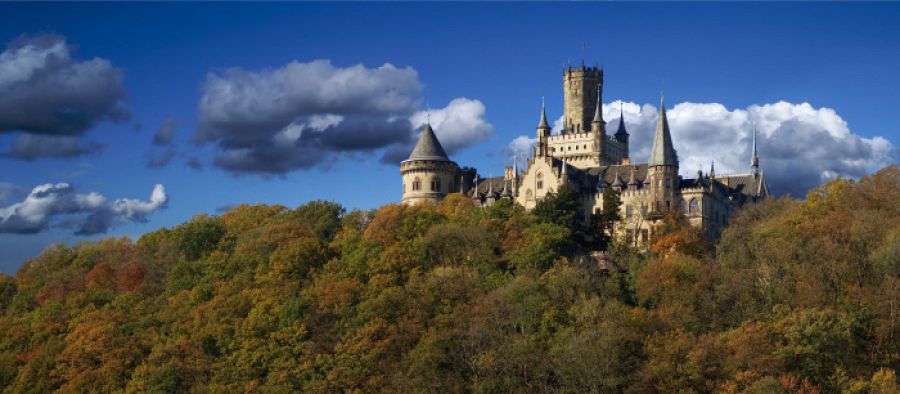 El castillo de Marienburg es un castillo neogótico en Baja Sajonia, Alemania.