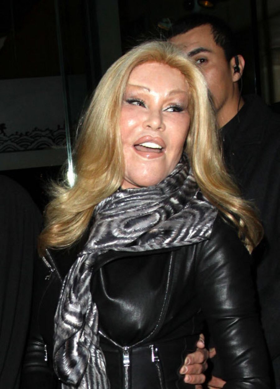 Jocelyn Wildenstein, famosa por sus más de 30 operaciones estéticas, en 2013 en Beverly Hills