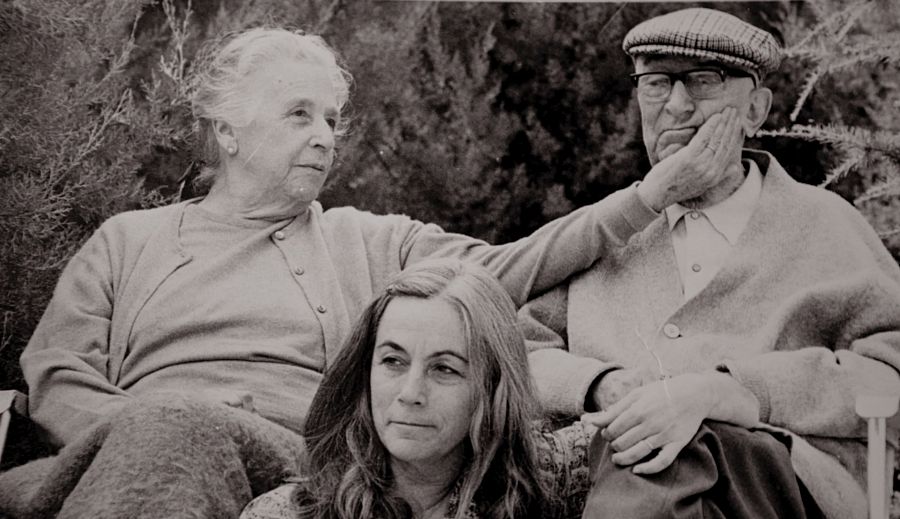  Carmen Martín Gaite con sus padres