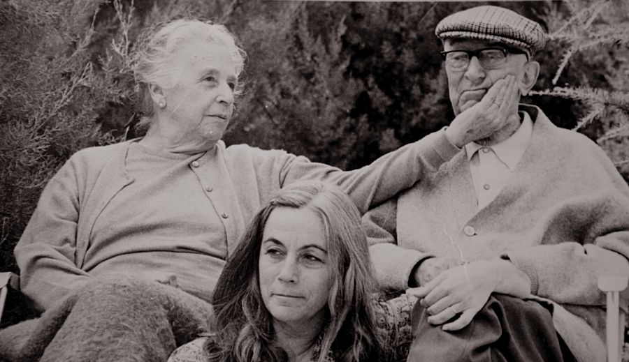 Carmen Martín Gaite con sus padres