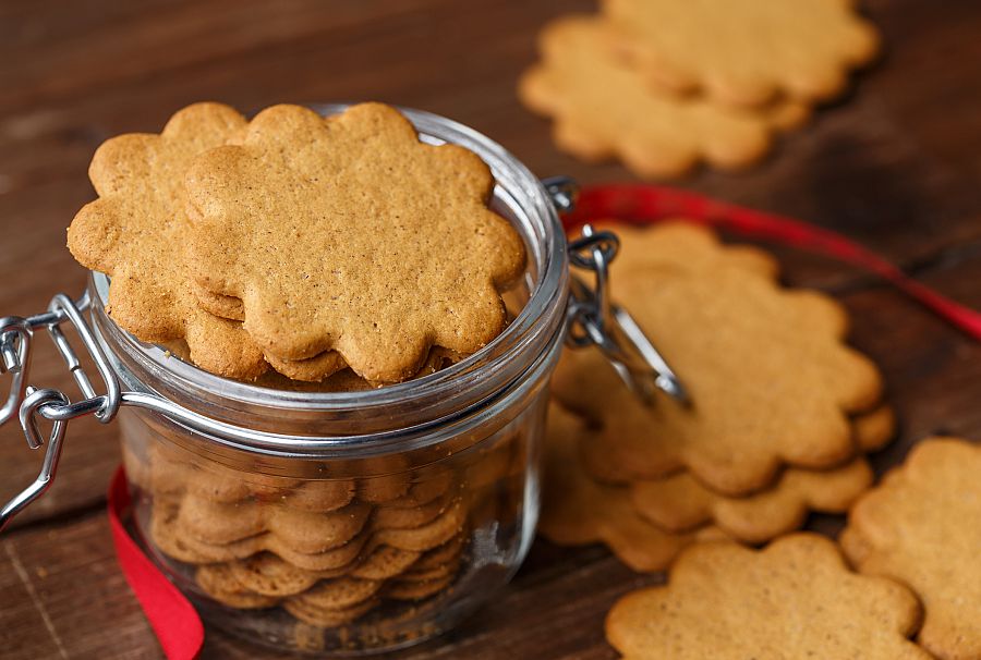 Pepparkakor in a glass jar