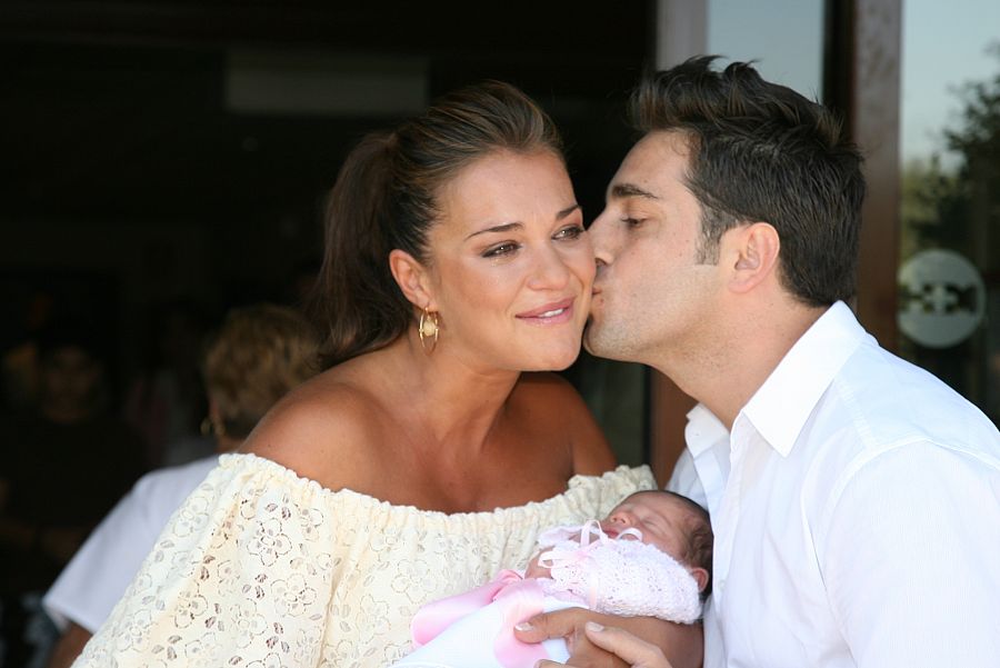 David Bustamante y Paula Echevarría se emocionan con su bebé