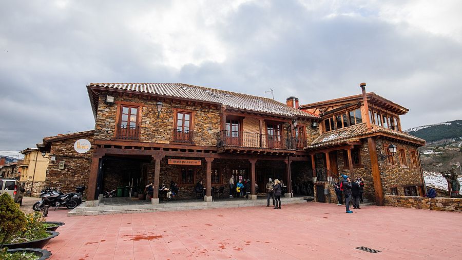 Vista frontal de las instalaciones de 'El Refugio Coworking' en Puebla de la Sierra (Madrid)