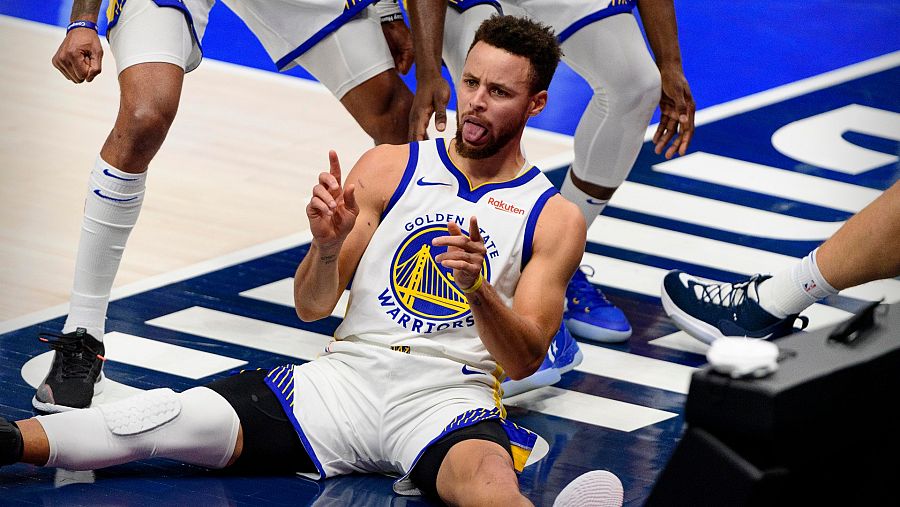 Stephen Curry celebra una canasta