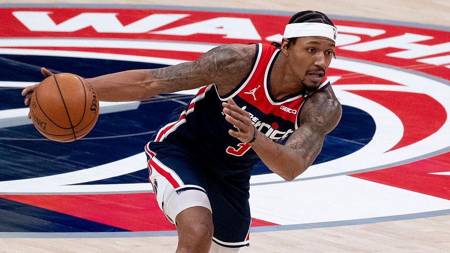 Bradley Beal, máximo anotador de la temporada, busca una entrada a canasta