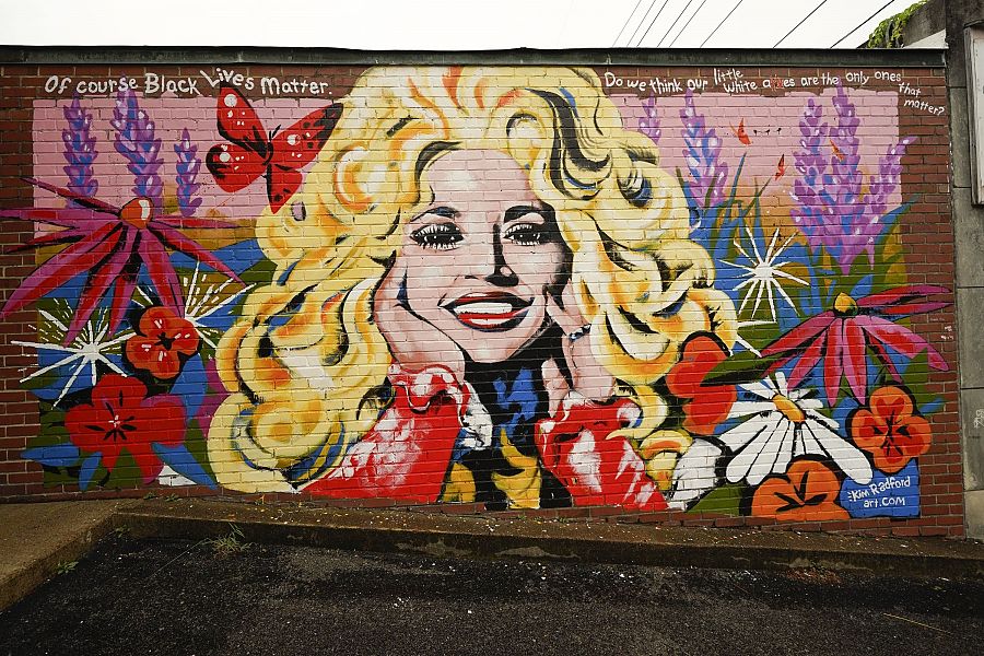 El mural de Dolly Parton diciendo 'Black Lives Matter' en Nashville