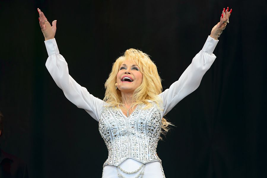 Dolly Parton en una actuación en Glastonbury, 2014