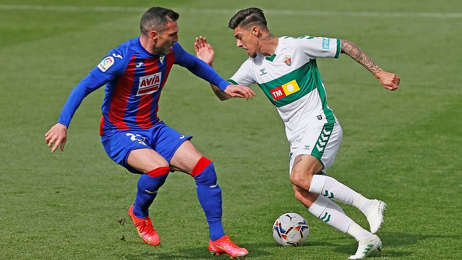 El defensa del Eibar Anaitz Arbilla (i) lucha por el balón con el argentino Emiliano Rigoni, del Elche.