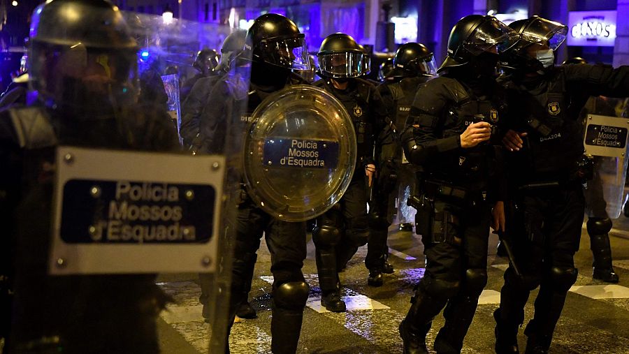 Agentes de los Mossos d'Esquadra, durante los incidentes de este sábado en Barcelona.