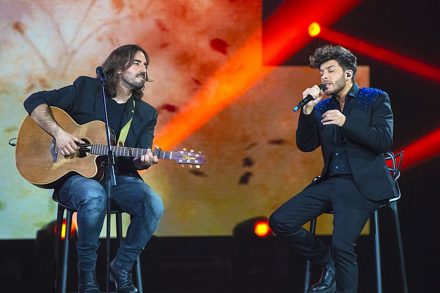 Andrés Suárez con su guitarra en 'Destino Eurovisión'