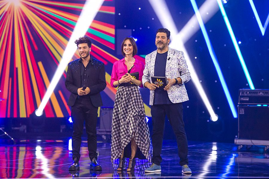 Los presentadores de 'Destino Eurovisión', Tony Aguilar y Julia Varela, junto al candidato de España en Eurovisión 2021