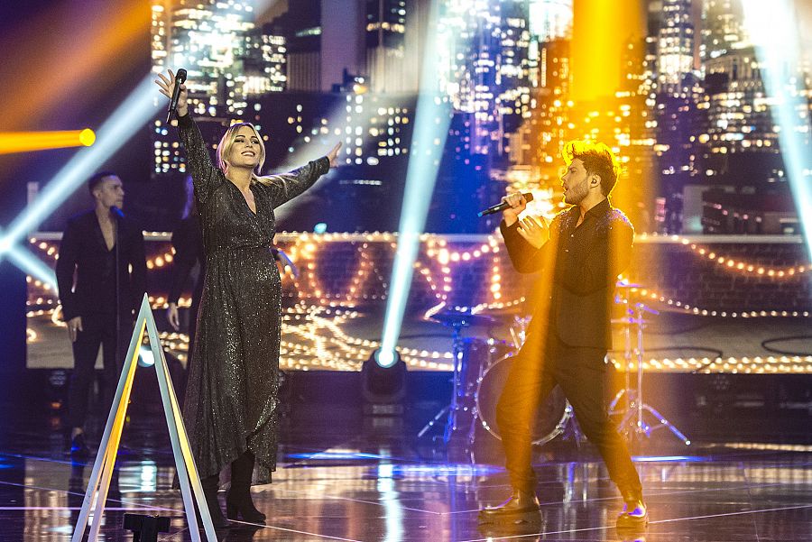 Edurne 'da la nota' embarazada en 'Destino Eurovisión' con Blas Cantó
