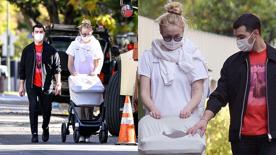 Joe Jonas y Sophie Turner paseando a su hija