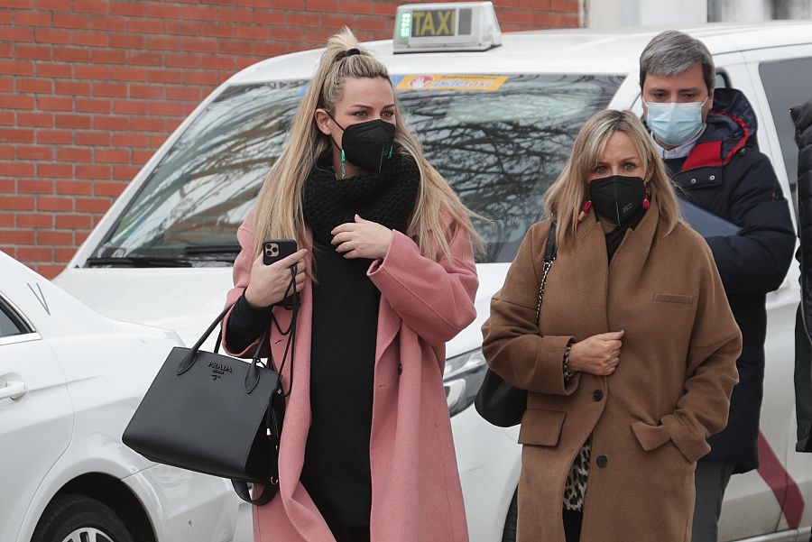 Edurne junto a su madre llegando a la clínica