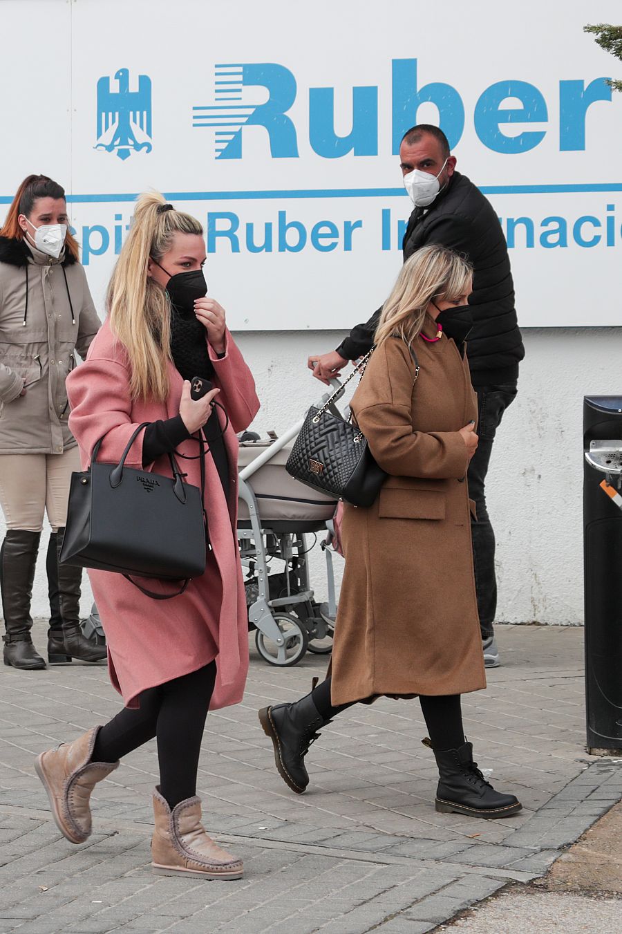 Edurne junto a su madre llegando a la clínica