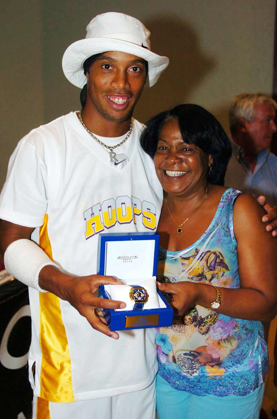 El jugador de fútbol Ronaldinho junto a su madre fallecida, Miguelina