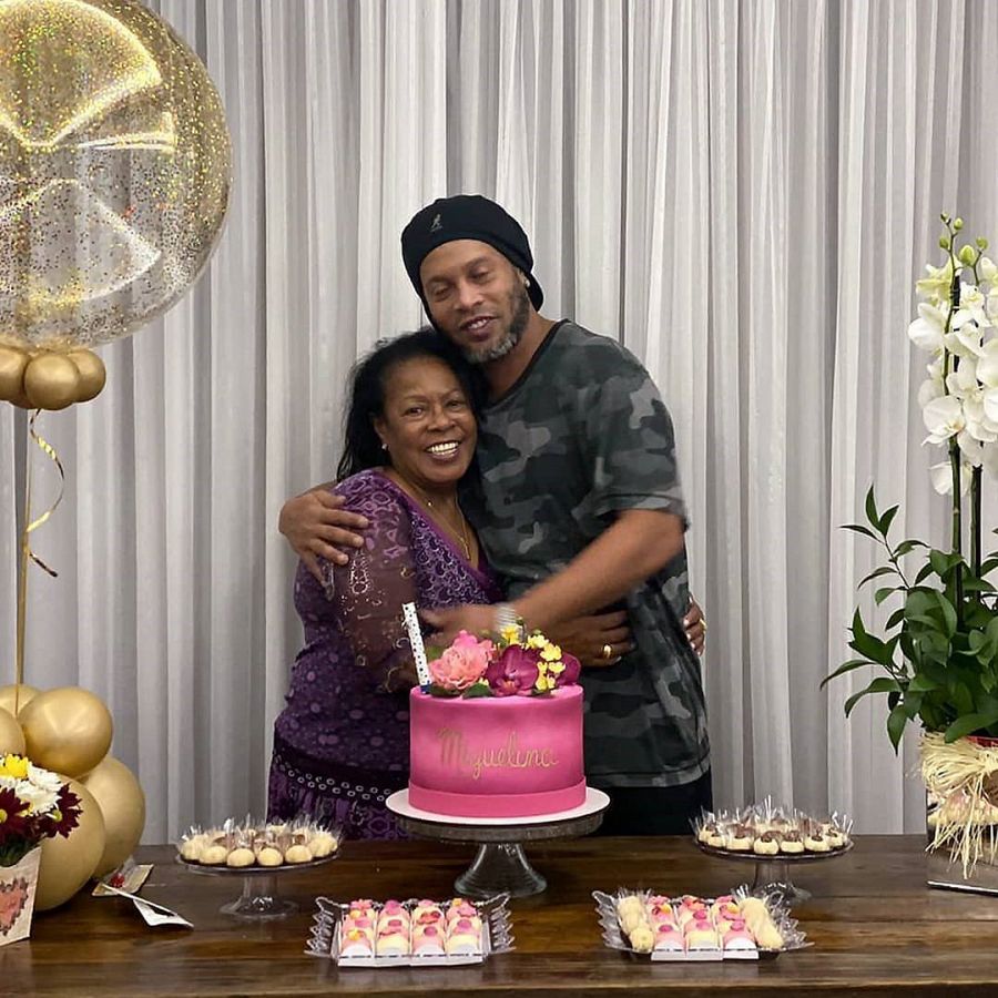 Ronaldinho celebró el 71 cumpleaños de Miguelina a su lado