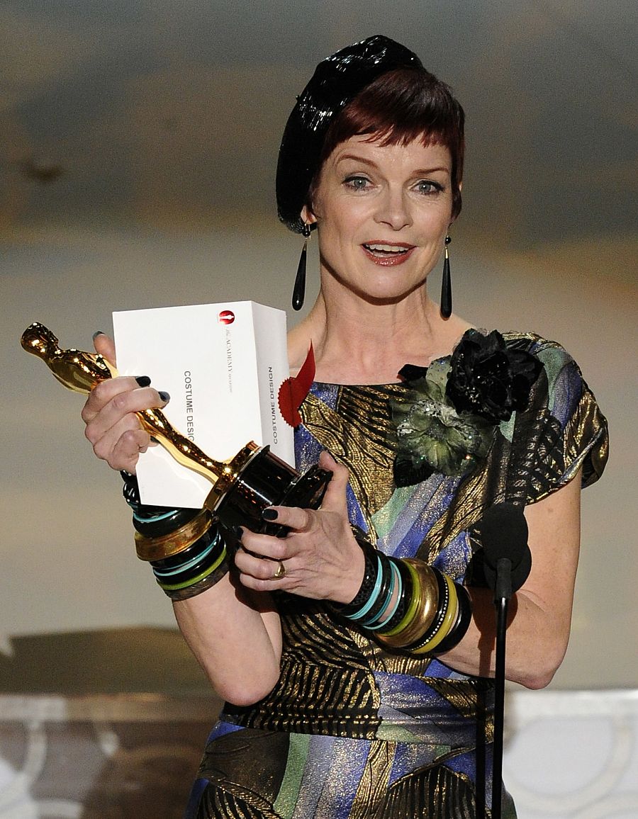 Sandy Powell recibe el Oscar por el diseño de vestuario de 'La Joven Victoria' en el 2010
