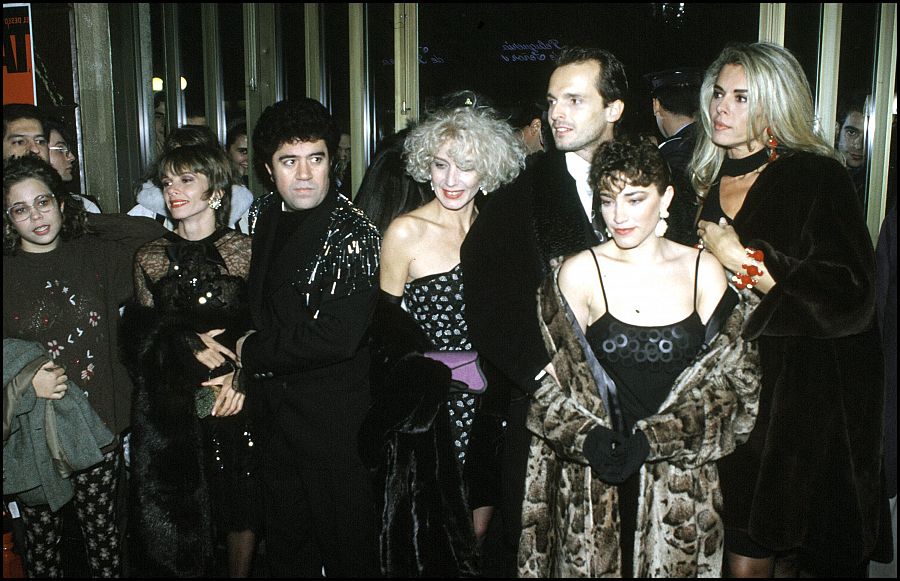 Pedro Almodóvar con Bibiana Fernández, Victoria Abril, Marisa Paredes y Miguel Bosé en la premiere de 'Tacones lejanos'