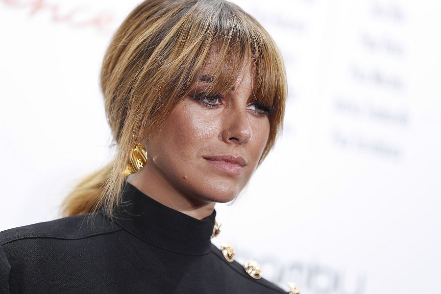 Blanca Suárez con flequilolo y teñida de rubio en 2018