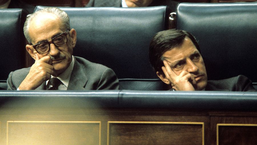 El vicepresidente primero del Gobierno para asuntos de la Defensa Manuel Gutierrez Mellado (i) y el presidente del Gobierno Adolfo Suárez, en el Congreso en 1978. EFE/ma