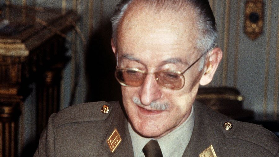 El teniente general, Guillermo Quintana Lacaci, en su despacho en 1982