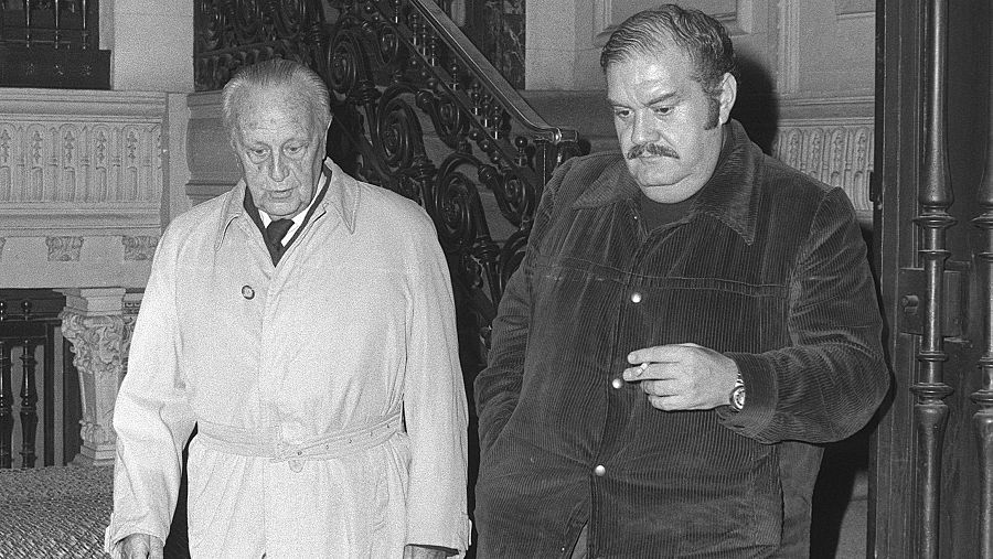 El ex ministro Raimundo Fernández Cuesta (i) y Juan García Carrés, visitan la sede de la Fundación Oriol en 1976.