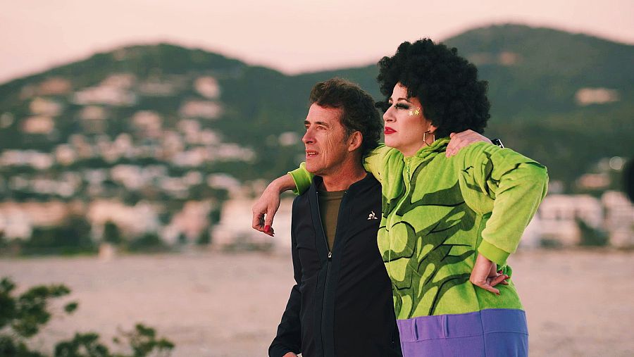 La Terremoto de Alcorcón y Pedro Delgado viendo atardecer en Ibiza