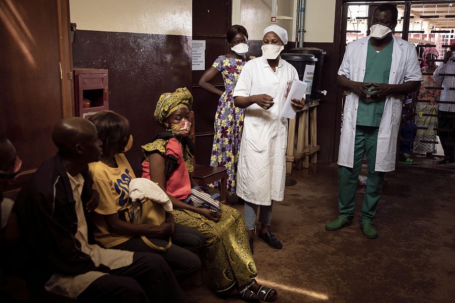 Varios pacientes esperan a ser atendidos en el Centro Hospitalario Universitario Comunitario (CHUC) de Bangui