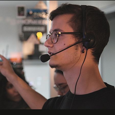 Un joven realiza una práctica de clase