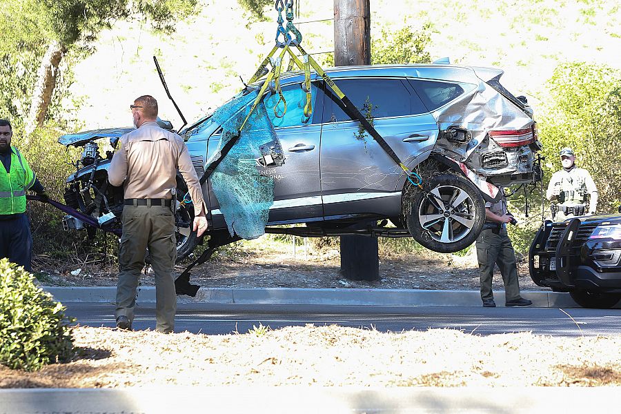 Operarios retiran el coche de Tiger Woods tras el accidente