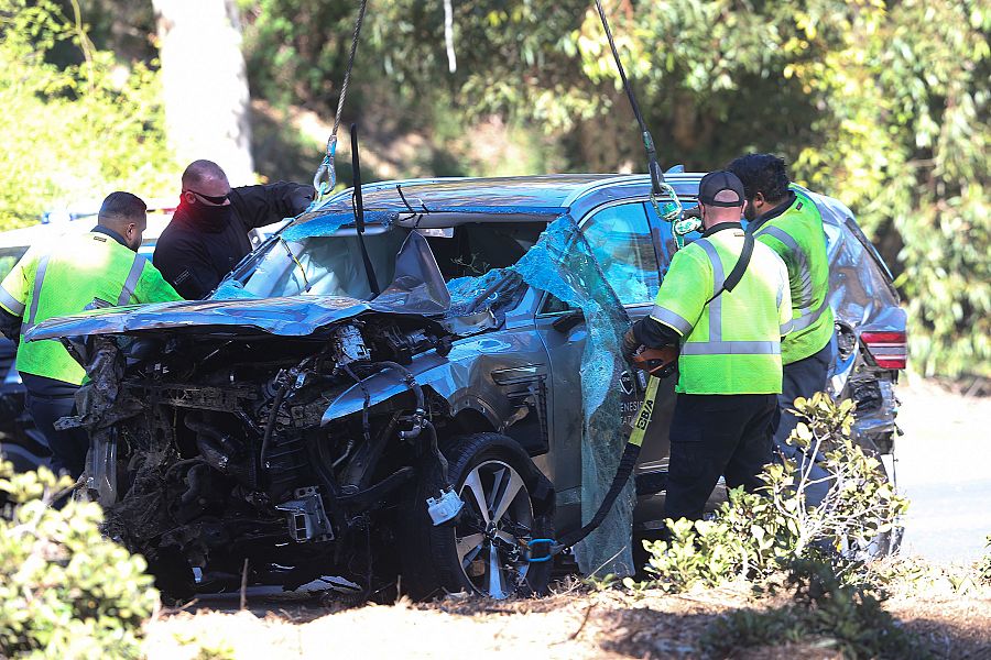 Operarios retiran el coche de Tiger Woods tras el accidente