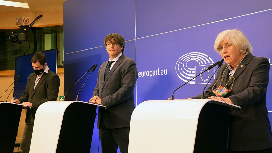 Els eurodiputats de JxCat Carles Puigdemont, Toni Comín i Clara Ponsatí durant la roda de premsa a l'Eurocambra