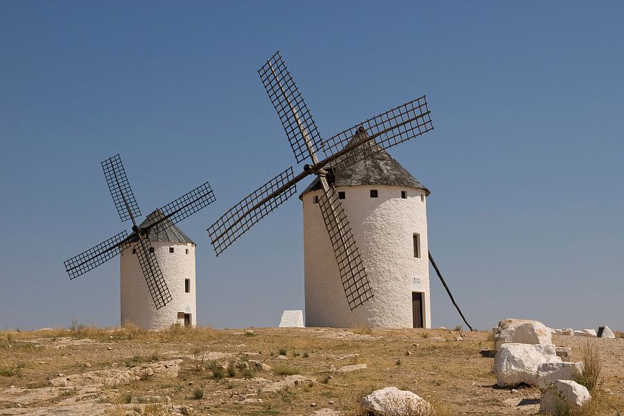 Molinos de viento en el campo de Ciudad Real