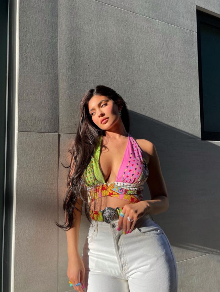 Kylie Jenner posa con un top vintage de Versace