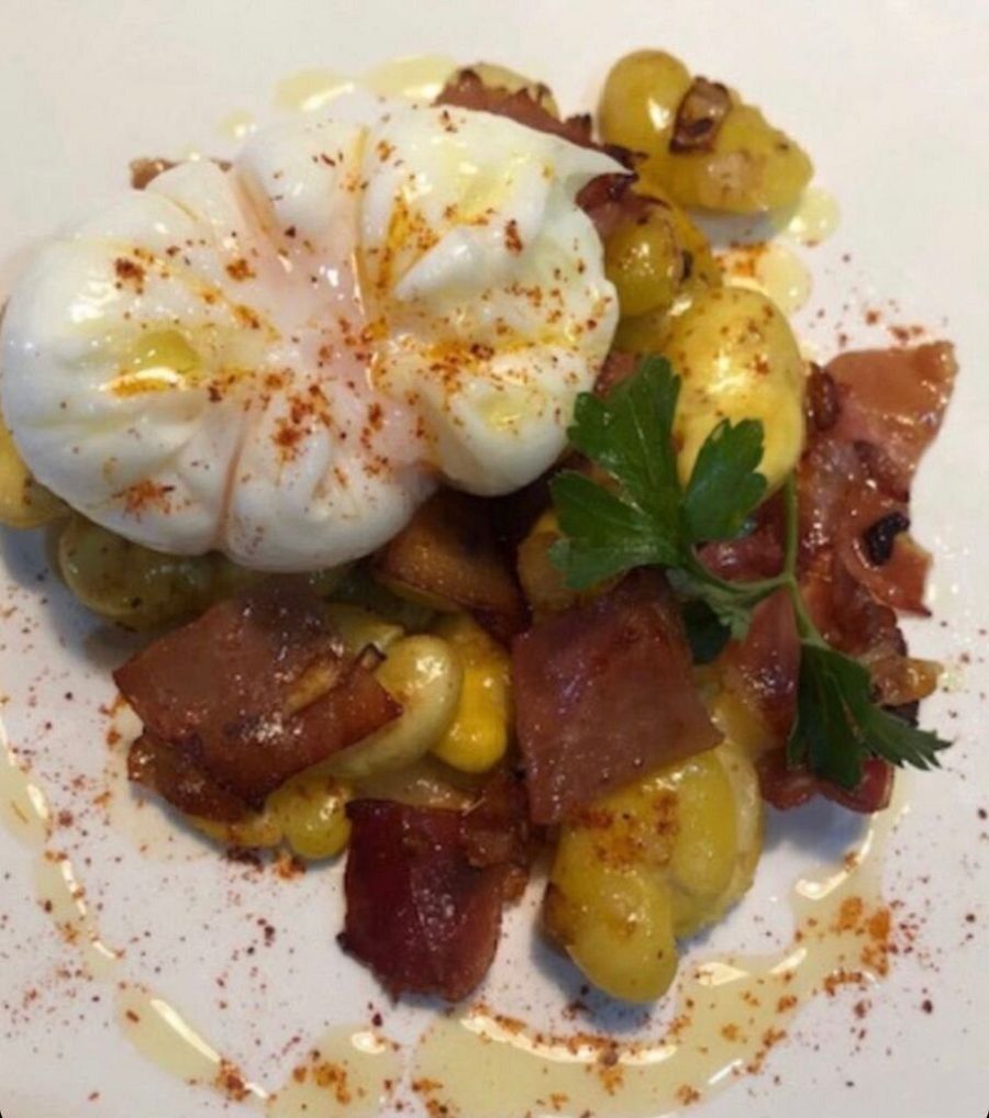 Habas jamón ibérico, huevo pochado y pimentón