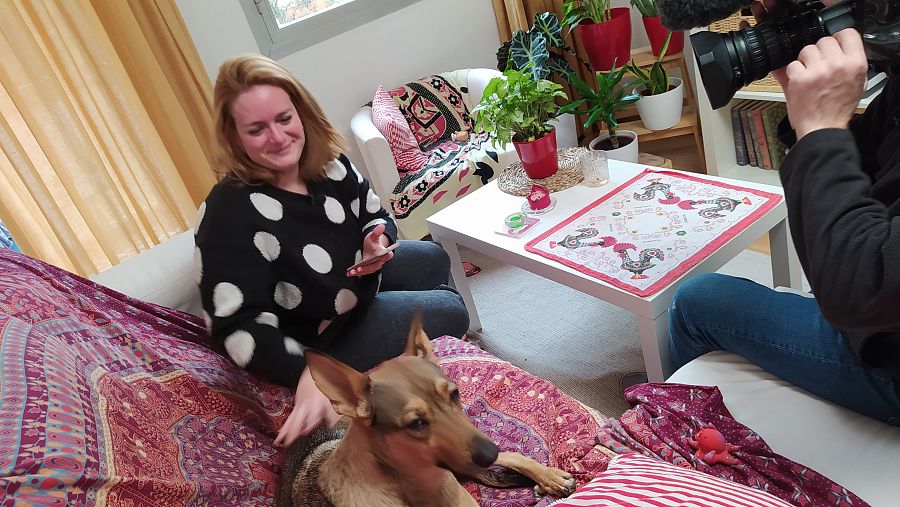 La actriz juega con su perra Martina