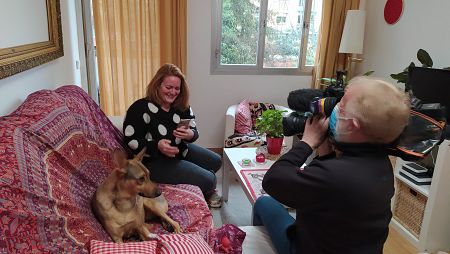 Coves, nuestro cámara, graba a Esperanza Guardado en su casa
